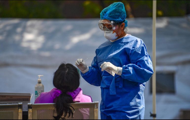 Personal sanitario realiza pruebas de detección de COVID al aire libre. AFP/P. Pardo