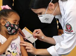 Menores entre los cinco y 11 años de edad reciben la vacuna anticovid de Pfizer este viernes en la ciudad de Sao Paulo. EFE/S. Moreira