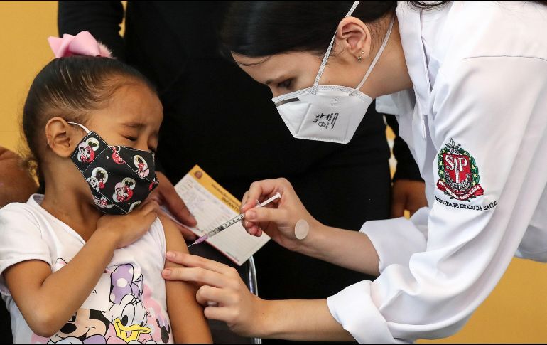 Menores entre los cinco y 11 años de edad reciben la vacuna anticovid de Pfizer este viernes en la ciudad de Sao Paulo. EFE/S. Moreira