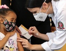 Menores entre los cinco y 11 años de edad reciben la vacuna anticovid de Pfizer este viernes en la ciudad de Sao Paulo. EFE/S. Moreira