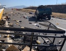La camioneta Toyota Hilux, doble cabina, en color azul, quedó totalmente destruida de su frente. CORTESÍA/CRUZ ROJA