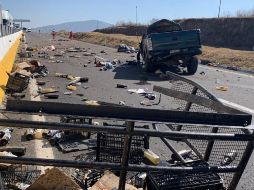La camioneta Toyota Hilux, doble cabina, en color azul, quedó totalmente destruida de su frente. CORTESÍA/CRUZ ROJA