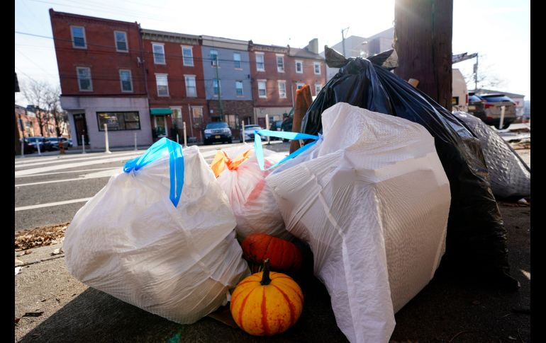 Las demoras representan más que una molestia para los residentes, ya que pueden generar obstrucciones en el alcantarillado y las banquetas. AP/M. Rourke