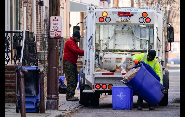 Las demoras representan más que una molestia para los residentes, ya que pueden generar obstrucciones en el alcantarillado y las banquetas. AP/M. Rourke