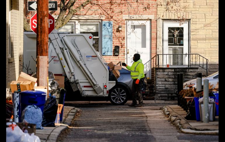 Las demoras representan más que una molestia para los residentes, ya que pueden generar obstrucciones en el alcantarillado y las banquetas. AP/M. Rourke