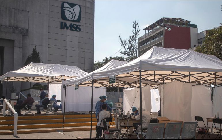 Fotografía de un puesto de pruebas para detectar el coronavirus en un módulo instalado en el Hospital Carlos MacGregor, en la Ciudad de México. EFE/I. Esquivel