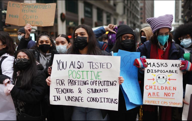 La protesta en las escuelas de toda la ciudad culminó afuera de las oficinas del distrito escolar en el centro de la ciudad. AFP / S. Olson