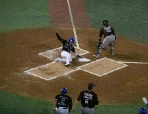 Japhet Amador impulsó las dos carreras de Jalisco. En la foto, Juan José Aguilar anota la primera. EL INFORMADOR/G. Gallo