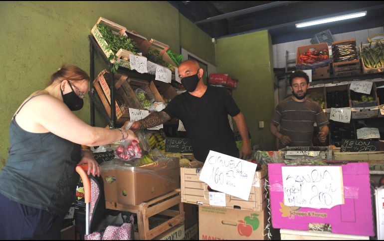 En pleno verano boreal los argentinos tienen una amplia oferta de frutas de temporada que también han incrementado su precio por la inflación. EFE/E. García
