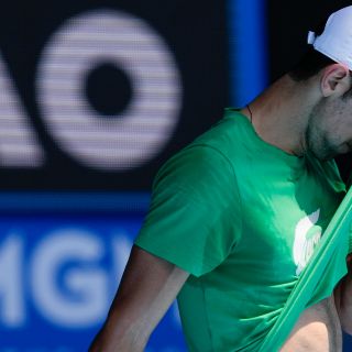 Envían a Djokovic al centro de detención a dos días del Abierto de Australia