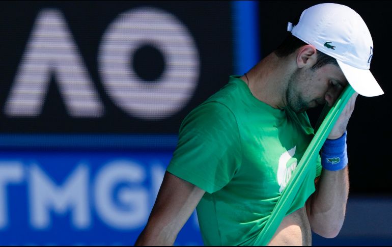 El gobierno de Australia canceló por segunda vez la visa a Djokovic, pero no procedió a su expulsión inmediata a la espera de que la justicia se pronuncie sobre el recurso presentado por los abogados del jugador. AP / M. Baker