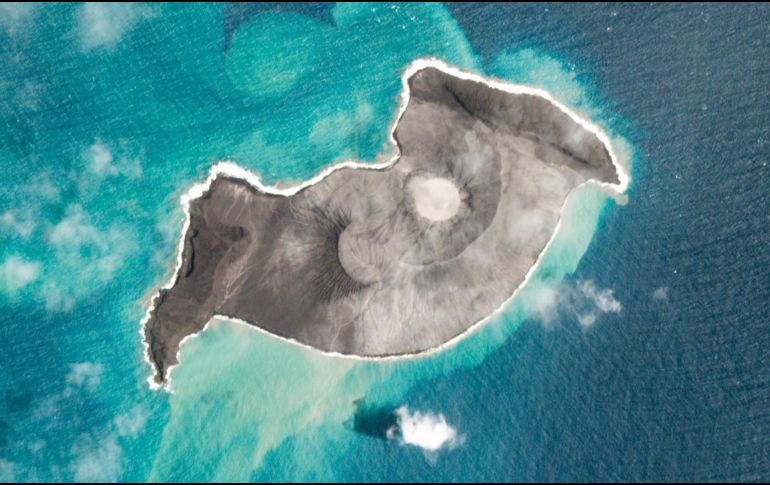 Este sábado 15 de enero se volvió tendencia en redes sociales Tonga, el nombre de un país insular que fue afectado por la erupción de un volcán submarino y posteriormente por un tsunami. AP / Planet Labs PBC