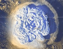 Un volcán submarino en Tonga hizo erupción ocasionando un tsunami. EFE