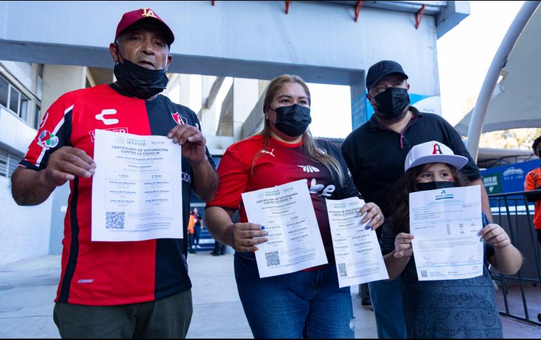 ORGANIZADOS. A pesar de entretenerse un poco más para que les revisaran el papel, el ingreso de los aficionados fue ágil. IMAGO7