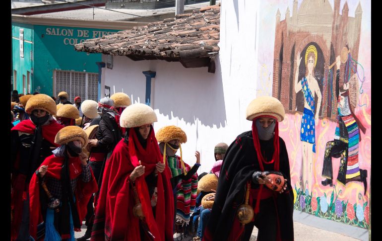 Los danzantes usan una máscara de madera y un sarape, así como una montera en la cabeza; bailan al son del tambor y las flautas de carrizo. EFE/C. López