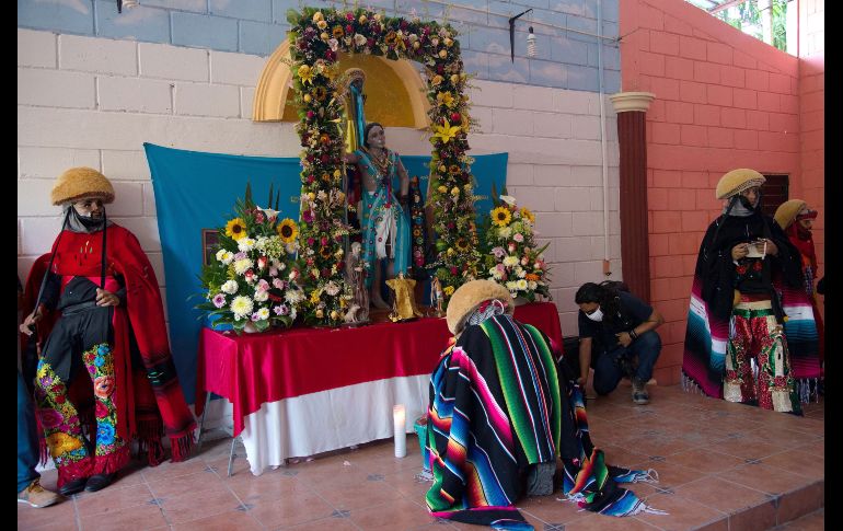 Los danzantes usan una máscara de madera y un sarape, así como una montera en la cabeza; bailan al son del tambor y las flautas de carrizo. EFE/C. Lópeztradicionales de Mexico salen a las calles en el sur de Mexico