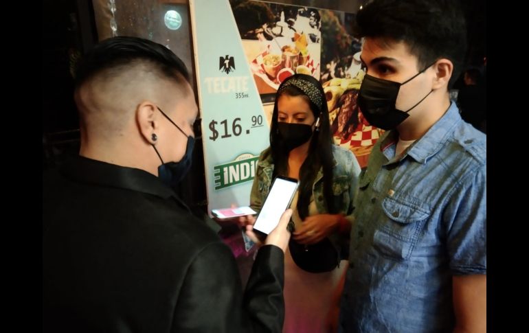 En bares, discotecas, casinos y otros centros nocturnos se pide el certificado de vacunación o prueba PCR. EL IFNORMADOR