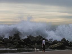 Imágenes en redes sociales muestran la llegada de fuertes oleajes a algunas playas y la destrucción de un muelle artesanal en la región de Los Ríos. AFP/A. Gomes