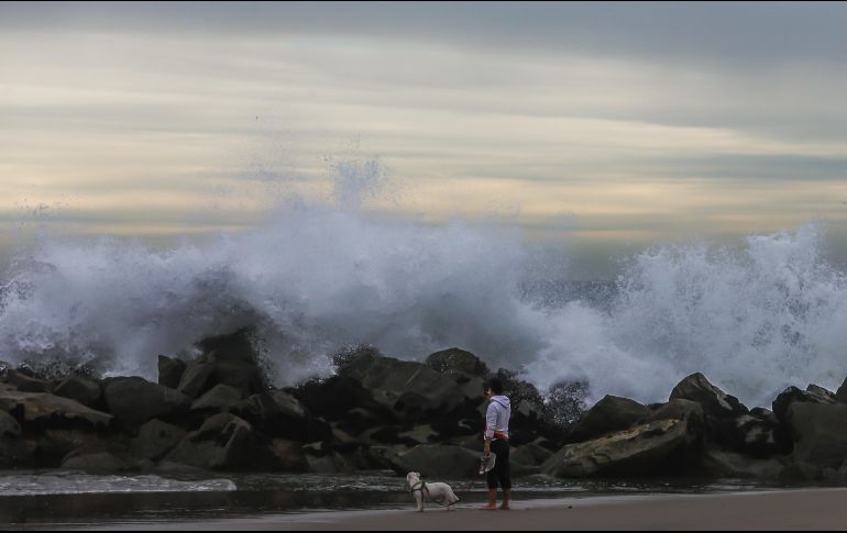 Imágenes en redes sociales muestran la llegada de fuertes oleajes a algunas playas y la destrucción de un muelle artesanal en la región de Los Ríos. AFP/A. Gomes
