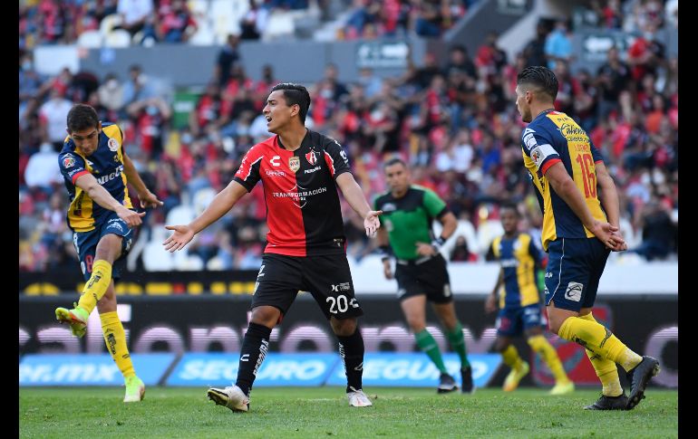 TRABADO. El partido careció de emociones y fue muy peleado en media cancha. IMAGO7