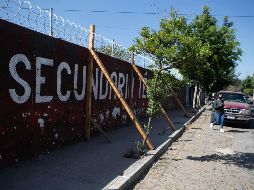 Barda perimetral de la Secundaria Técnica 13, apuntalada por fracturas. EL INFORMADOR/G. Gallo