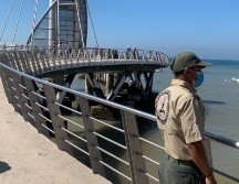 Elementos de Protección Civil mantienen un monitoreo en el comportamiento de las playas de Puerto Vallarta tras la alerta de tsunami. TWITTER / @PCJalisco