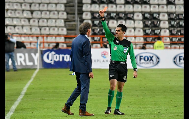 A LA CALLE. Guillermo Almada explotó y el árbitro le mostró la tarjeta roja. IMAGO7