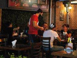Establecimientos como bares, retaurantes-bares, casinos, estadios, entre otros deben solicitar que las personas que ingresen estén vacunadas o tengan una prueba negativa. EL INFORMADOR / ARCHIVO