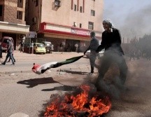 La policía de Sudán reportó que uno de sus generales fue apuñalado por uno de los manifestantes. AP/ M. Ali