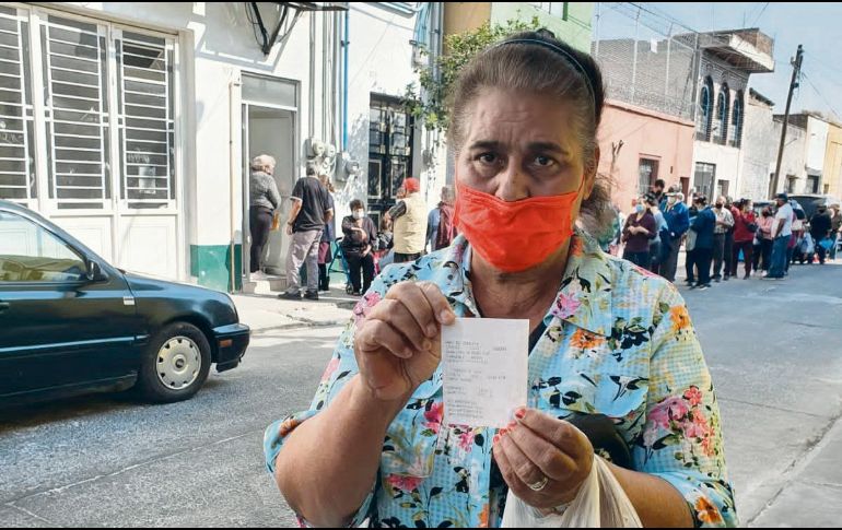 La primera vez que a María Ramírez le tocó retirar su pensión, no le llegó completa. “Necesito el dinero para mi hijo que tengo malo de esquizofrenia”. EL INFORMDOR/Y. Mora