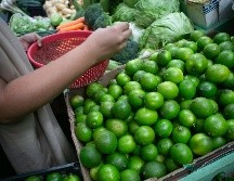 Junto con el limón, el chile poblano y el tomate verde lideran los productos que más aumentaron sus precios de 2021 a 2022. EL INFORMADOR / ARCHIVO