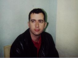 Quién maneja los hilos: Tras la pista de los mayores impostores  se estrena con sólo 3 episodios en Netflix. CORTESÍA / NETFLIX