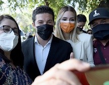 Marina Rodríguez y Samuel García dijeron que adoptaron a un bebé por un fin de semana en Nuevo León. EFE