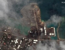 Las tareas de rescate se ven obstaculizadas por el corte de un cable de comunicaciones submarino y lo inaccesible de la isla. EFE/MAXAR TECHNOLOGIES