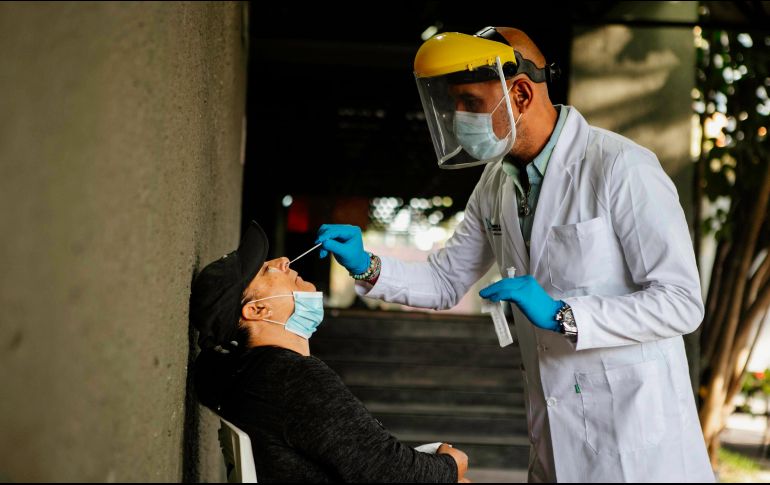 Se estima que en Jalisco hay 11 mil 248 casos activos de la enfermedad; la ocupación hospitalaria se ubica en 34.67 %. EL INFORMADOR/G. Gallo
