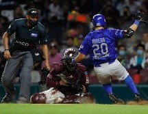 Missael Rivera anotó la primera carrera de Charros en una jugada polémica. TWITTER/charrosbeisbol