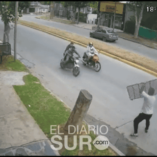 ¡Con todo! Lanzando una reja metálica a ladrones evita robo de motocicleta