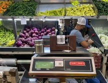 Sebastián Hernández Méndez, titular de Profeco en Guadalajara, hizo un recorrido por la calle Nueve del Mercado donde se vende frutas y verduras. ESPECIAL /