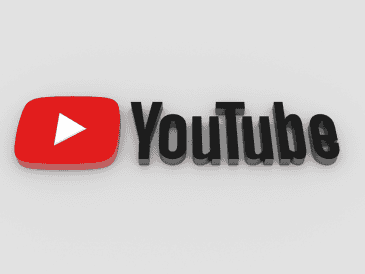 YouTube nació en 2005 como una plataforma para alojar videos publicados por usuarios y en 2006 fue adquirida por Google.