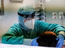 El uso de cubrebocas y la sana distancia son las mejores medidas de prevención. EFE/G. Lami