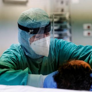 COVID: ¿Cómo sé si debo aislarme al tener contacto con un positivo?