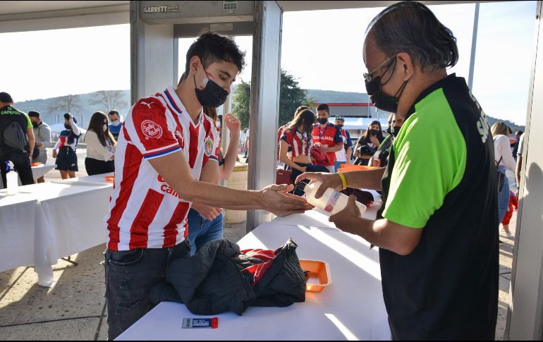 Chivas explicó que los protocolos como el uso de cubrebocas, la toma de temperatura o la aplicación de gel antibacterial seguirán realizándose como de costumbre. IMAGO7