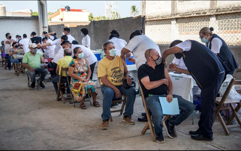 Un grupo de adultos mayores acuden a recibir la vacuna de refuerzo contra el COVID-19 en la región del istmo de Tehuantepec. EFE/L. Villalobos