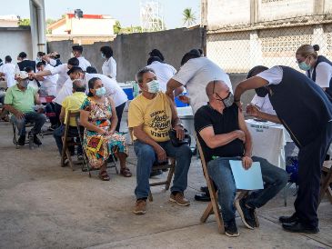 Un grupo de adultos mayores acuden a recibir la vacuna de refuerzo contra el COVID-19 en la región del istmo de Tehuantepec. EFE/L. Villalobos