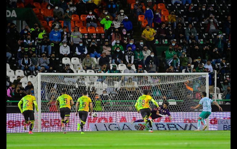 NO PERDONA. Ángel Mena desde los once pasos puso el 1-0. IMAGO7
