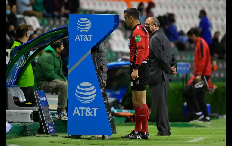 RECTIFICA. El silbante no había visto la falta. Tras checar en el VAR decretó la pena máxima. IMAGO7