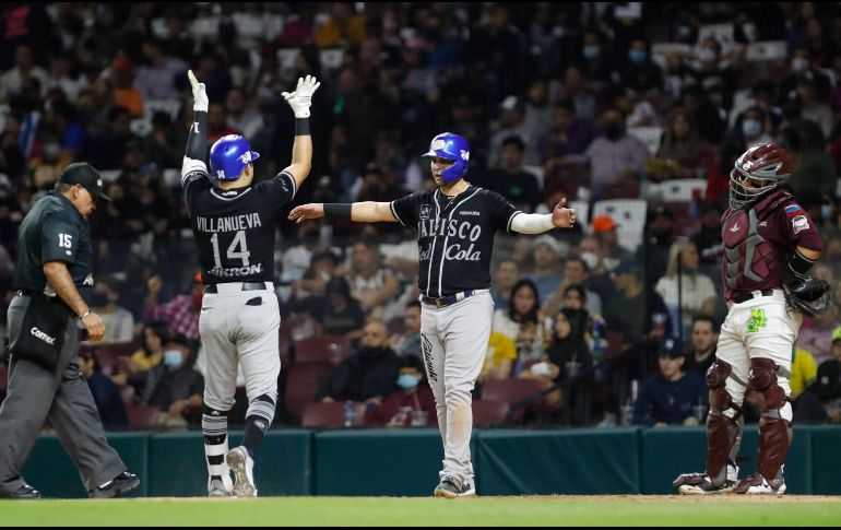 Christian Villanueva y Félix Pérez brilaron a la ofensiva conectando cada uno de ellos un jonrón, impulsando tres carreras y anotando dos. TWITTER/charrosbeisbol