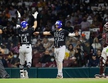 Christian Villanueva y Félix Pérez brilaron a la ofensiva conectando cada uno de ellos un jonrón, impulsando tres carreras y anotando dos. TWITTER/charrosbeisbol
