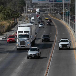 Hasta sin tráfico, invaden carril exclusivo del Peribús