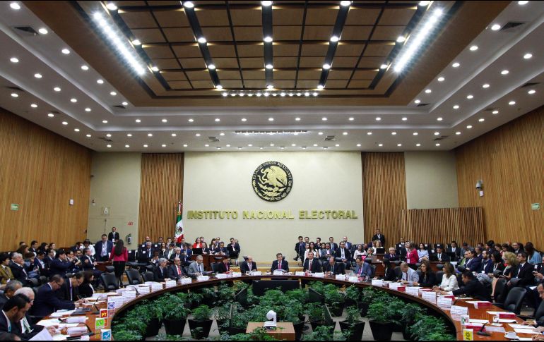 López Obrador apunta, en referencia al INE, que la austeridad no es un asunto administrativo, sino un asunto de principios. NTX / ARCHIVO